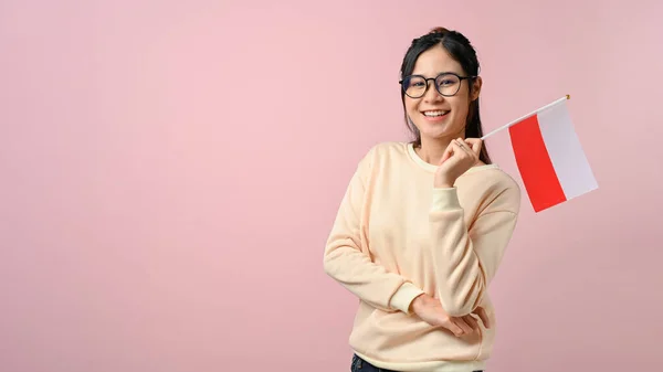 Vrolijke Jonge Aziatische Vrouw Met Een Poolse Vlag Roze Geïsoleerde — Stockfoto
