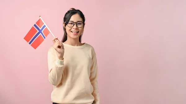 Feliz Joven Asiática Mostrando Una Bandera Noruega Sobre Fondo Rosa — Foto de Stock