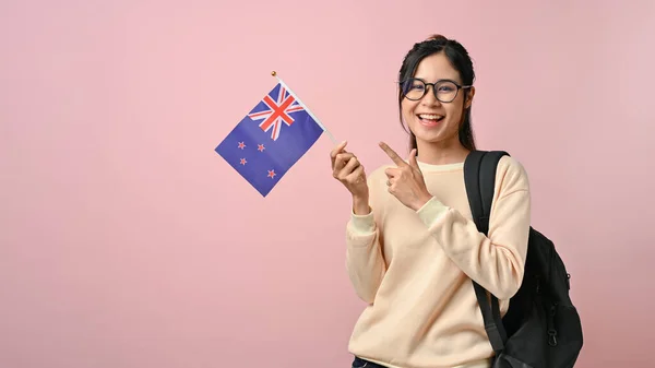Sebevědomá Hezká Dívka Ukazující Vlajku Nového Zélandu Růžovém Izolovaném Pozadí — Stock fotografie