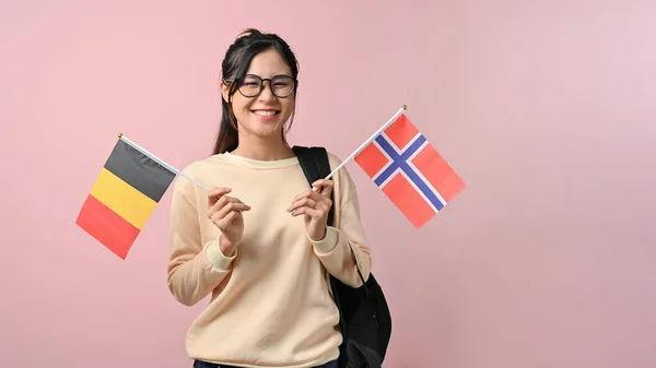 Rozkošná Dívka Ukazující Německo Norsko Vlajka Růžové Izolované Pozadí Vzdělávací — Stock fotografie