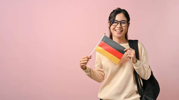Šťastná Mladá Asiatka Ukazující Německou Vlajku Růžovém Izolovaném Pozadí Koncept — Stock fotografie