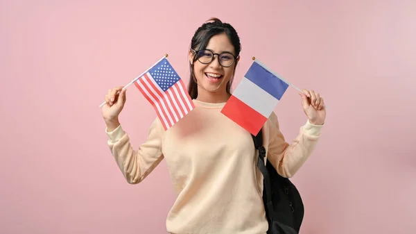 Zelfverzekerde Aziatische Meisje Tonen Een Amerikaanse Franse Vlag Roze Geïsoleerde — Stockfoto