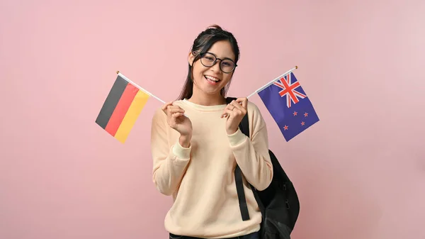 Mooi Meisje Tonen Duitsland Nieuw Zeeland Vlag Roze Geïsoleerde Achtergrond — Stockfoto