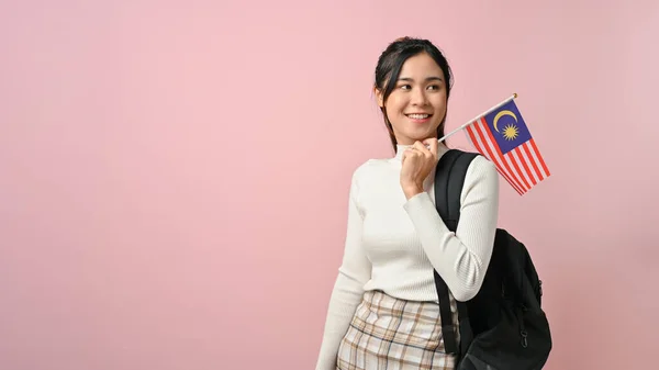 Веселая Молодая Азиатка Флагом Малайзии Розовом Изолированном Фоне Концепция Образования — стоковое фото