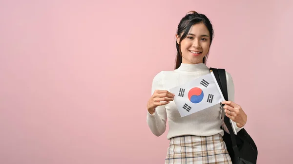Красива Азіатська Дівчина Показує Прапор Південної Кореї Рожевому Ізольованому Фоні — стокове фото