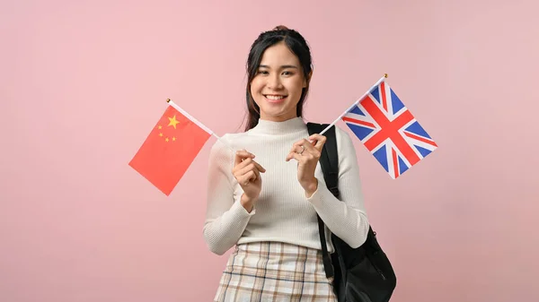 Hezká Dívka Ukazující Britskou Čínskou Vlajku Růžovém Izolovaném Pozadí Koncept — Stock fotografie