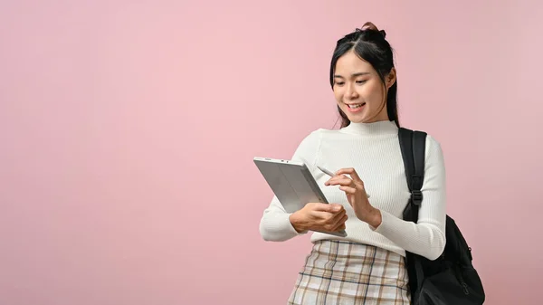 Fiatal Ázsiai Diák Visel Fehér Pulóver Segítségével Tabletta Rózsaszín Izolátum — Stock Fotó