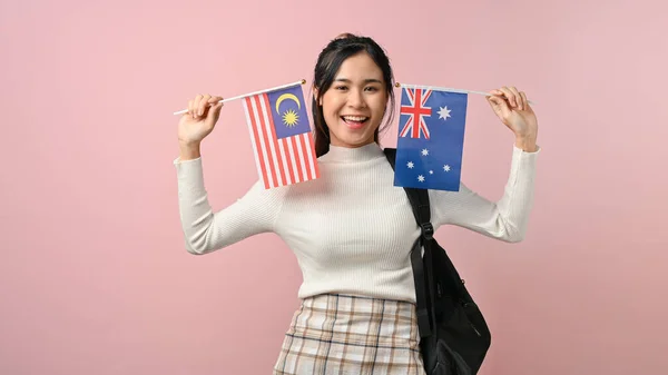 Sebevědomá Asijská Dívka Ukazující Austrálii Malajsii Vlajku Růžovém Izolovaném Pozadí — Stock fotografie