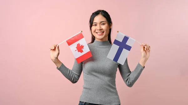 Krásná Asijská Dívka Ukazující Vlajku Kanady Finska Růžovém Izolovaném Pozadí — Stock fotografie