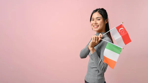 Veselá Mladá Asiatka Ukazující Singapurskou Irskou Vlajku Růžovém Izolovaném Pozadí — Stock fotografie