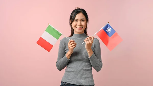 Schattig Aziatisch Meisje Tonen Italië Taiwan Vlag Roze Geïsoleerde Achtergrond — Stockfoto