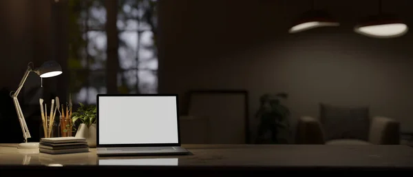 Ciemny Nowoczesny Pokój Biurowy Nocy Pustym Ekranem Laptopa Stole Lampą — Zdjęcie stockowe