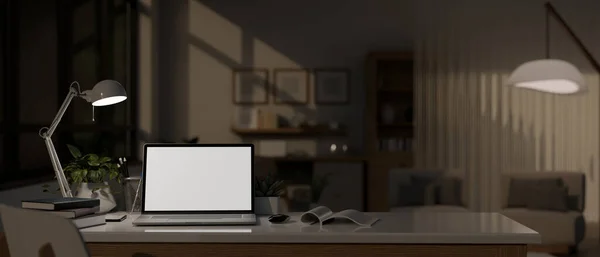 Αρχική Χώρο Εργασίας Νύχτα Laptop Λευκή Οθόνη Mockup Επιτραπέζιο Φωτιστικό — Φωτογραφία Αρχείου