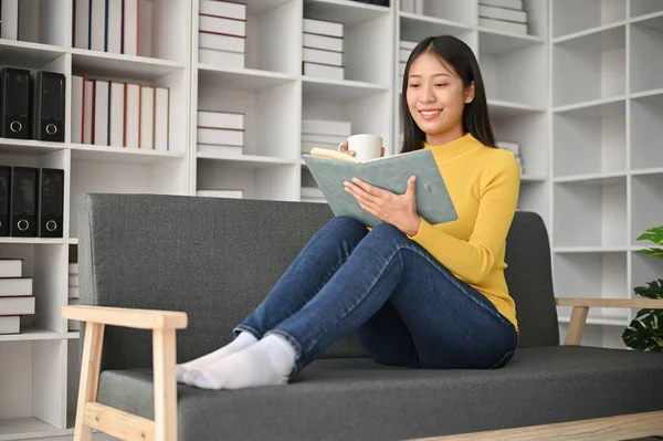 Jovem Mulher Asiática Feliz Lendo Livro Seu Tempo Livre Enquanto — Fotografia de Stock