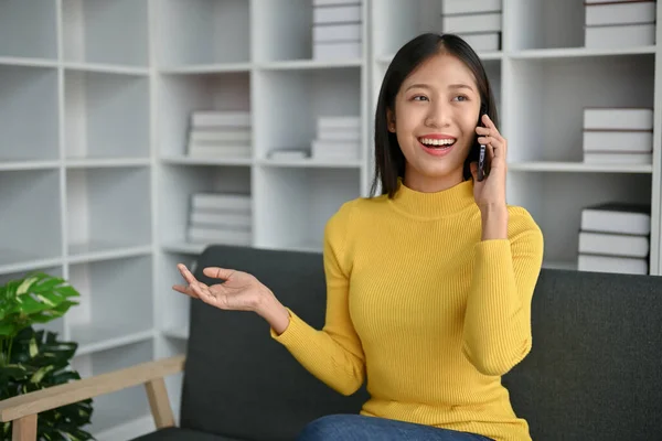 Young Attractive Asian Woman Having Phone Call Her Friends While — Stock Photo, Image