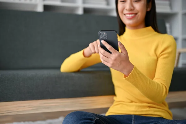 Imádnivaló Fiatal Ázsiai Használ Smartphone Miközben Padlón Közelében Kanapé Otthon — Stock Fotó