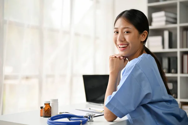 Πορτρέτο Του Νεαρού Ασιάτη Φοιτητή Ιατρικής Χαμογελώντας Και Καθισμένος Στην — Φωτογραφία Αρχείου