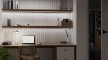 Gece vakti masa lambası ve dekorlu bir masada dizüstü bilgisayar beyaz ekran modeliyle modern ev çalışma alanı. 3d görüntüleme, 3d illüstrasyon
