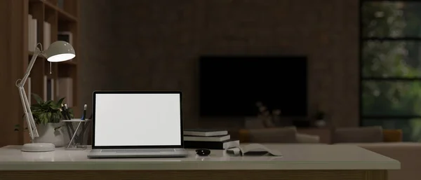Χώρος Εργασίας Στο Σπίτι Βράδυ Laptop Λευκή Οθόνη Mockup Λάμπα — Φωτογραφία Αρχείου