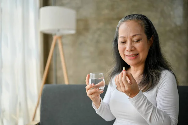Krásná Pohoda Asijské Senior Žena Pitné Vody Přičemž Její Doplněk — Stock fotografie