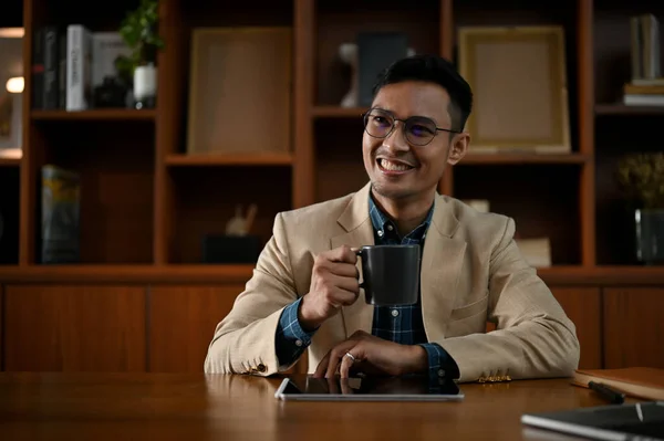 Framgångsrik Och Beslutsam Tusenårig Asiatisk Affärsman Formell Kostym Smuttar Kaffe — Stockfoto