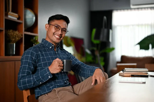 Snygg Och Leende Tusenårig Asiatisk Affärsman Njuter Sitt Morgonkaffe Vid — Stockfoto