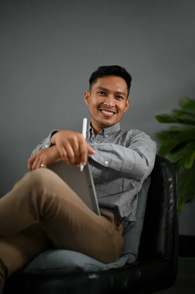 Bonito Sorridente Milenar Asiático Homem Roupas Casuais Senta Uma Cadeira — Fotografia de Stock