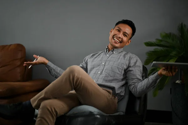 Fröhlicher Asiatischer Millennial Mann Lässiger Kleidung Sitzt Auf Einem Schwarzen — Stockfoto