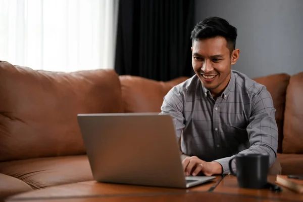 Knappe Professionele Duizendjarige Aziatische Zakenman Met Behulp Van Laptop Werken — Stockfoto