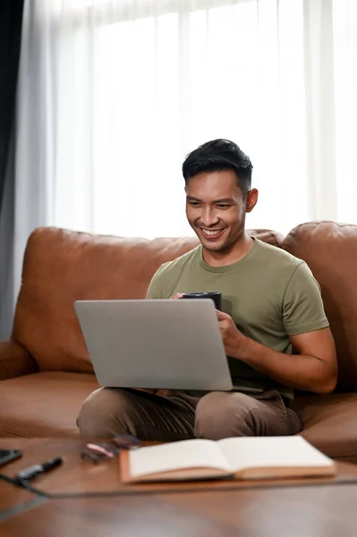 Bonito Feliz Millennial Asiático Homem Bebendo Café Usando Seu Computador — Fotografia de Stock