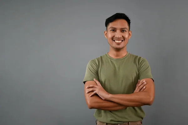 Guapo Sonriente Hombre Asiático Milenario Ropa Casual Encuentra Aislado Fondo —  Fotos de Stock