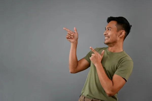 Sorrindo Milenar Asiático Homem Roupas Casuais Apontando Dedo Lado Espaço — Fotografia de Stock