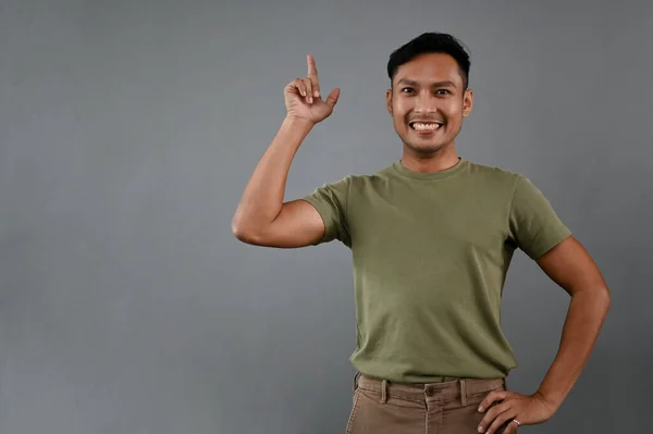 Sorrindo Feliz Millennial Asiático Homem Roupas Casuais Apontando Dedo Para — Fotografia de Stock