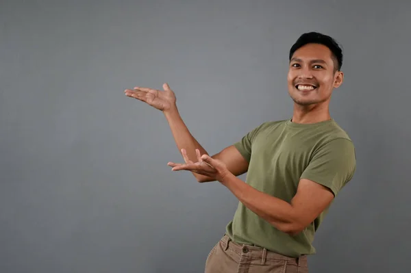Sorrindo Milenar Asiático Homem Roupas Casuais Abrir Palmas Das Mãos — Fotografia de Stock