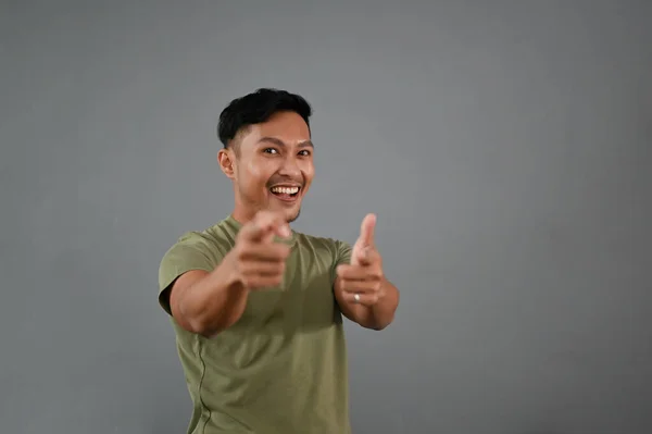 Sonriente Alegre Hombre Asiático Milenario Con Ropa Casual Apuntando Con —  Fotos de Stock