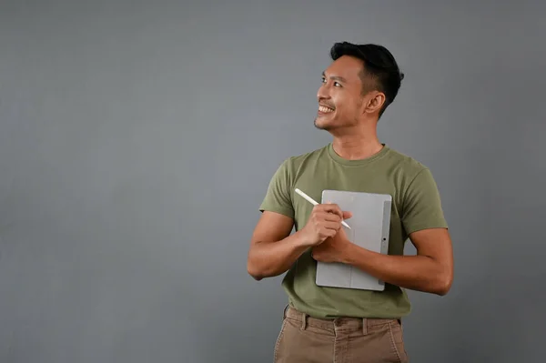 Sonriente Hombre Asiático Milenario Ropa Casual Con Tableta Digital Mirando —  Fotos de Stock