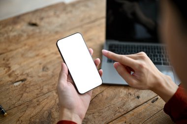 Ofis odasında boş ekran akıllı telefon kullanan genç adamın yakın görüntüsü. Teknoloji konsepti