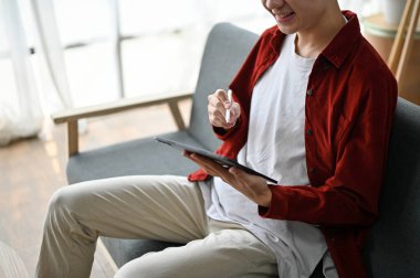 Ofis odasında otururken dijital tablete yazı yazan adamın yakın görüntüsü. yaşam tarzı konsepti