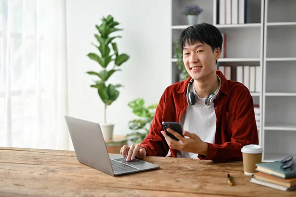 Porträt Eines Jungen Asiaten Der Mit Laptop Und Smartphone Büro — Stockfoto