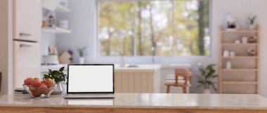 Dizüstü bilgisayarlı beyaz ekran maketi, elma kasesi, dekor bitkisi ve bulanık arka planı olan küçük beyaz mutfak. 3d görüntüleme, 3d illüstrasyon