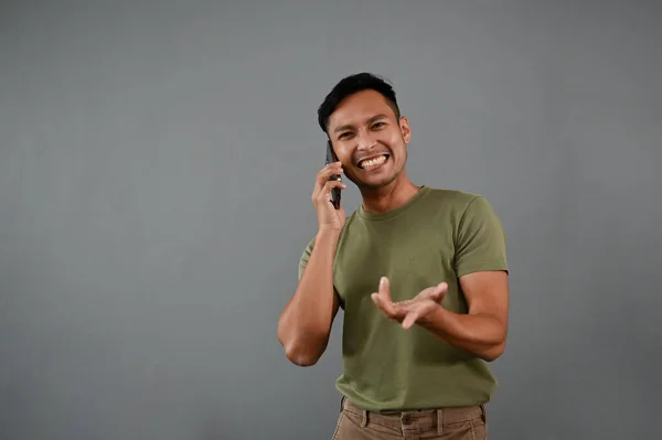 Χαρούμενος Ασιάτης Καθημερινά Ρούχα Απολαμβάνει Μιλάει Στο Τηλέφωνο Κάποιον Ενώ — Φωτογραφία Αρχείου