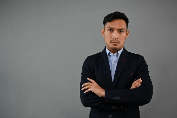 Professionell Och Allvarlig Tusenårig Asiatisk Affärsman Formell Kostym Står Med — Stockfoto