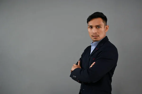 Allvarlig Och Fokuserad Tusenårig Asiatisk Affärsman Eller Manlig Formell Kostym — Stockfoto