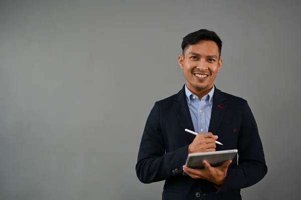 Porträtt Professionell Och Framgångsrik Tusenårig Asiatisk Affärsman Formell Kostym Står — Stockfoto