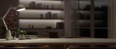 Masa lambası, kırtasiye malzemeleri, kitaplar, dekor bitkisi ve karanlık oturma odasındaki bulanık arkaplan üzerinde fotokopi alanı olan bir masa. 3d görüntüleme, 3d illüstrasyon