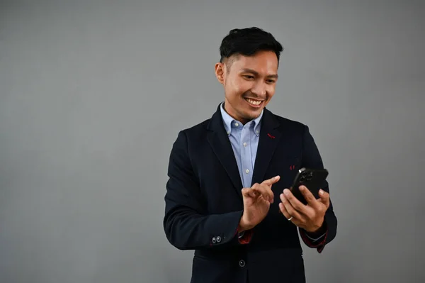 Glad Tusenårig Asiatisk Affärsman Formell Kostym Med Hjälp Sin Smartphone — Stockfoto