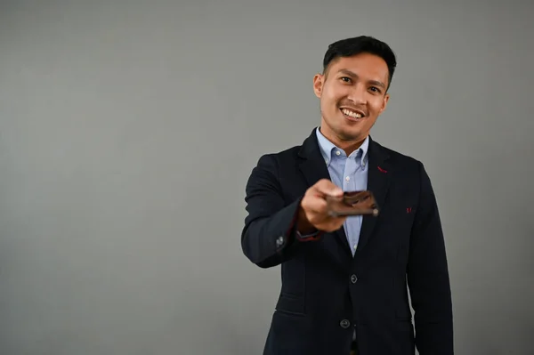 Przystojny Milenijny Azjatycki Biznesmen Formalnym Garniturze Biznesowym Trzymający Smartfona Odizolowanym — Zdjęcie stockowe