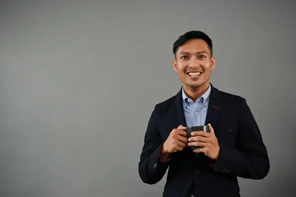 Framgångsrik Och Leende Tusenårig Asiatisk Affärsman Formell Kostym Som Håller — Stockfoto