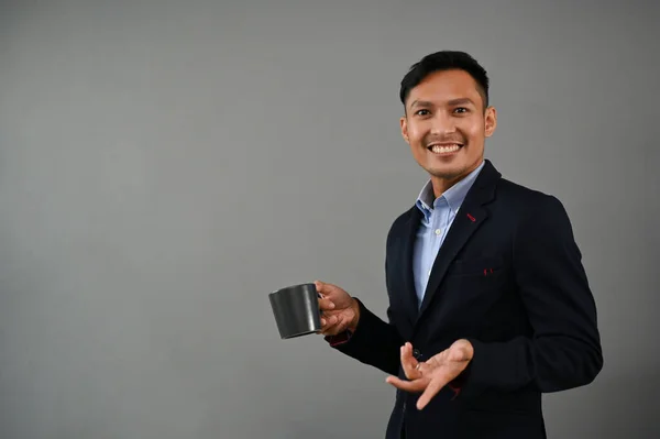 Framgångsrik Tusenårig Asiatisk Affärsman Formell Kostym Som Håller Kaffekopp Stående — Stockfoto