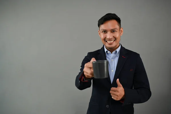 Bonito Milenar Empresário Asiático Terno Negócios Formal Segurando Uma Xícara — Fotografia de Stock